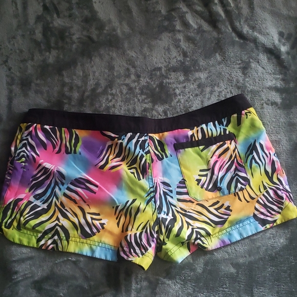 NWOT Roxy reversable board shorts, black/multi coloured - Picture 8 of 8